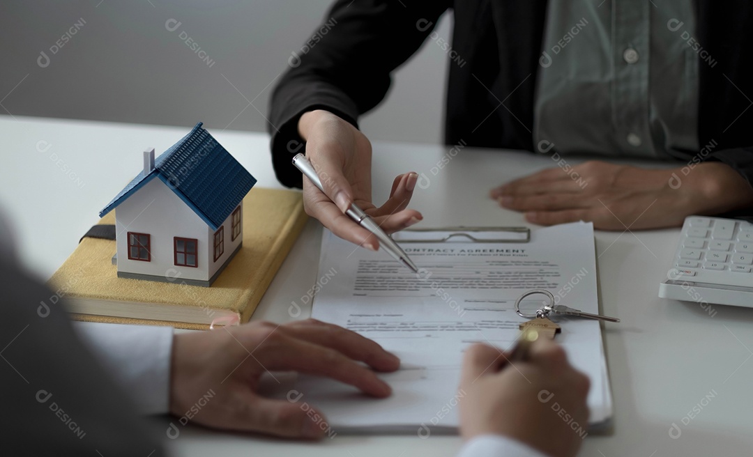 Agente imobiliário ou gerente de vendas propôs termos e condições