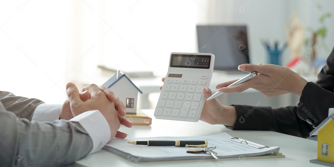 O agente imobiliário falou sobre os termos do contrato de compra da casa