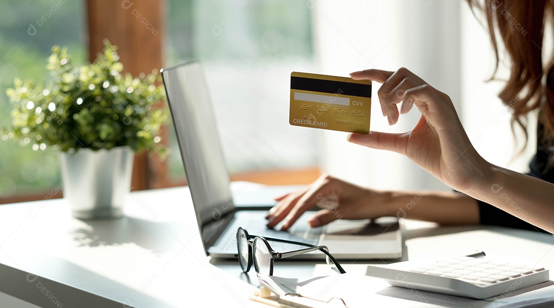 Mulher asiática verificando detalhes do pedido on-line no computador