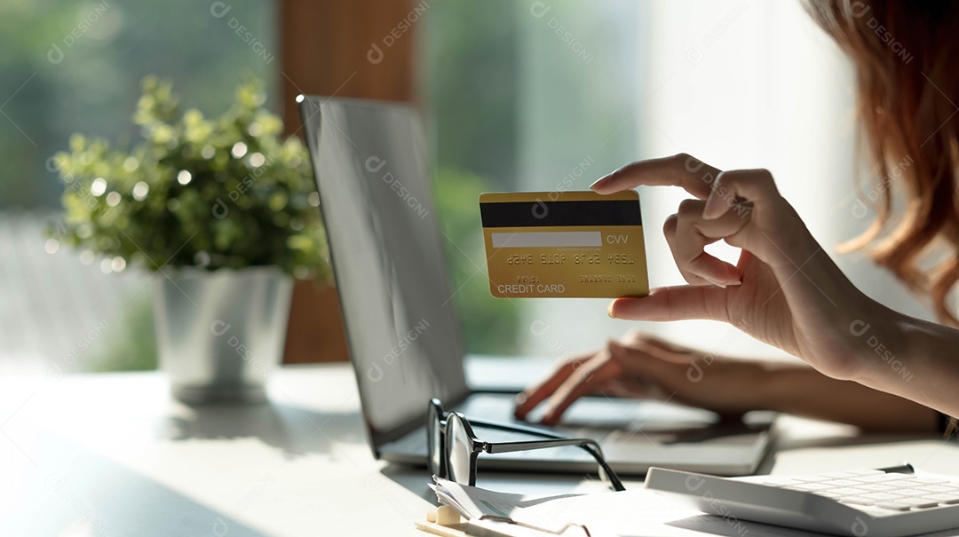 Mulher asiática verificando detalhes do pedido on-line no computador