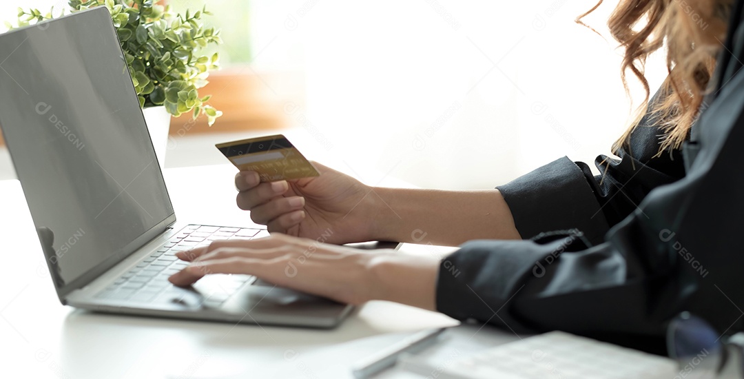 Mulher asiática verificando detalhes do pedido on-line no computador