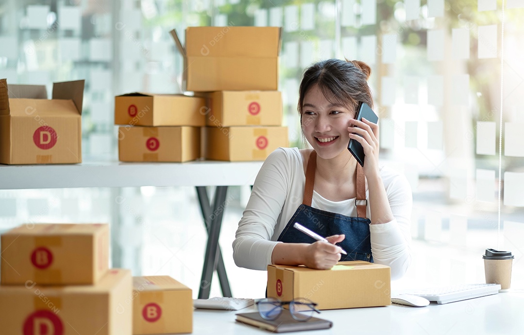 Mulher freelancer de PME empresária de pequenos negócios usando telefon