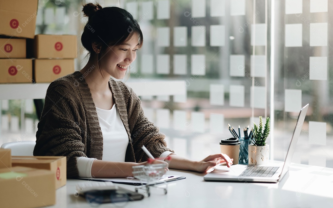 O negócio de inicialização do jovem proprietário asiático