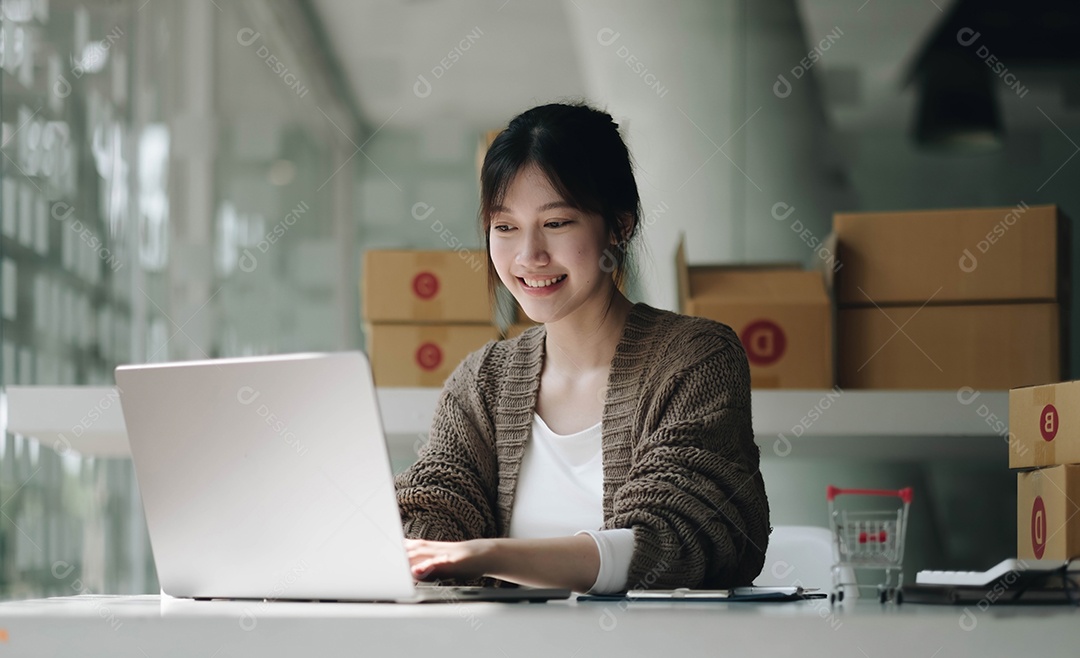 O negócio de inicialização do jovem proprietário asiático