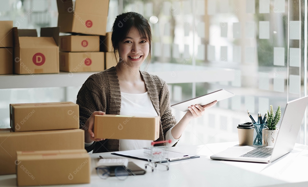 Pequeno empresário PME mulher freelance trabalha com telefone