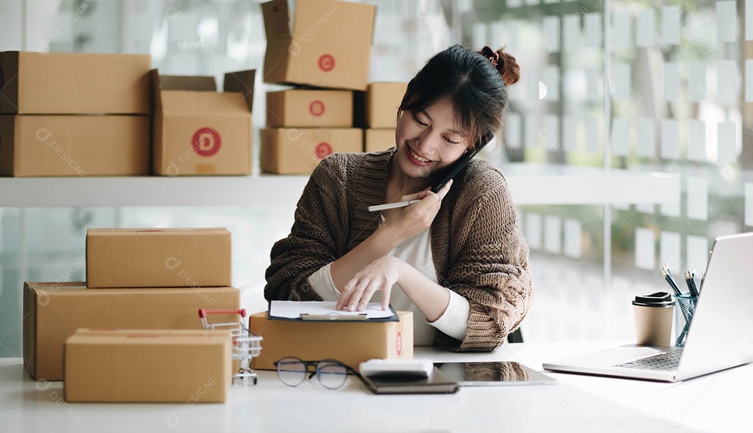 Pequeno empresário PME mulher freelance trabalha com telefone