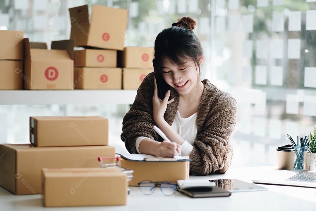 Inicialização de pequenas empresas PME, proprietário empreendedor usando smartphone