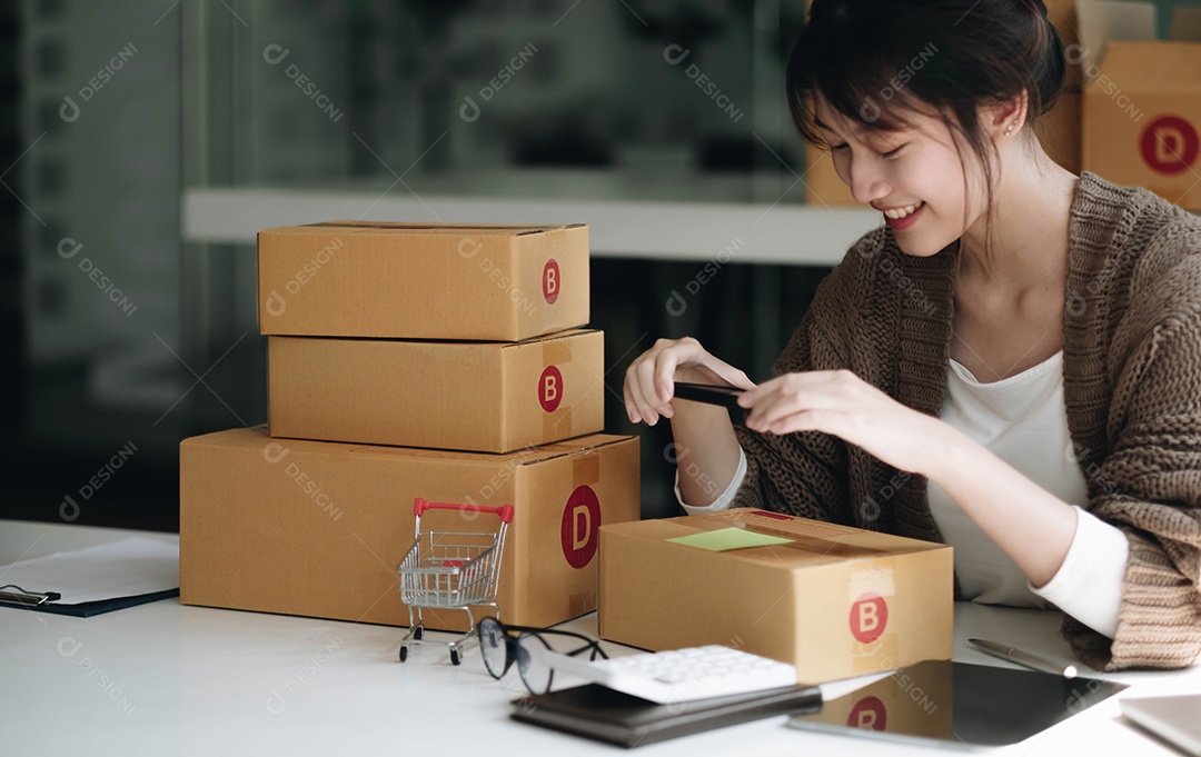 Inicialização de pequenas empresas PME, proprietário empreendedor usando smartphone