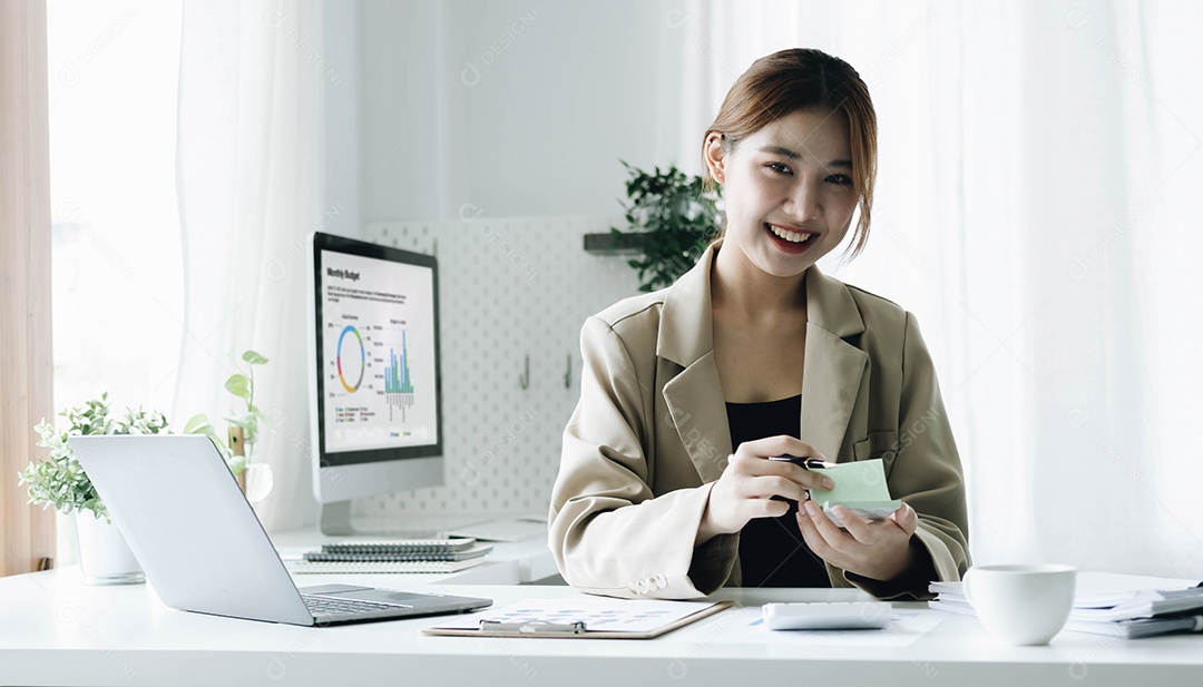 Retrato de um jovem empresário confiante sentado no local de trabalho moderno