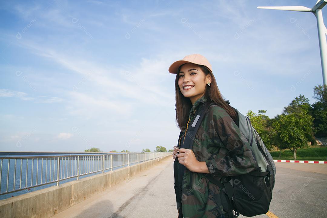 mulheres asiáticas com mochila brilhante para o viajante turístico