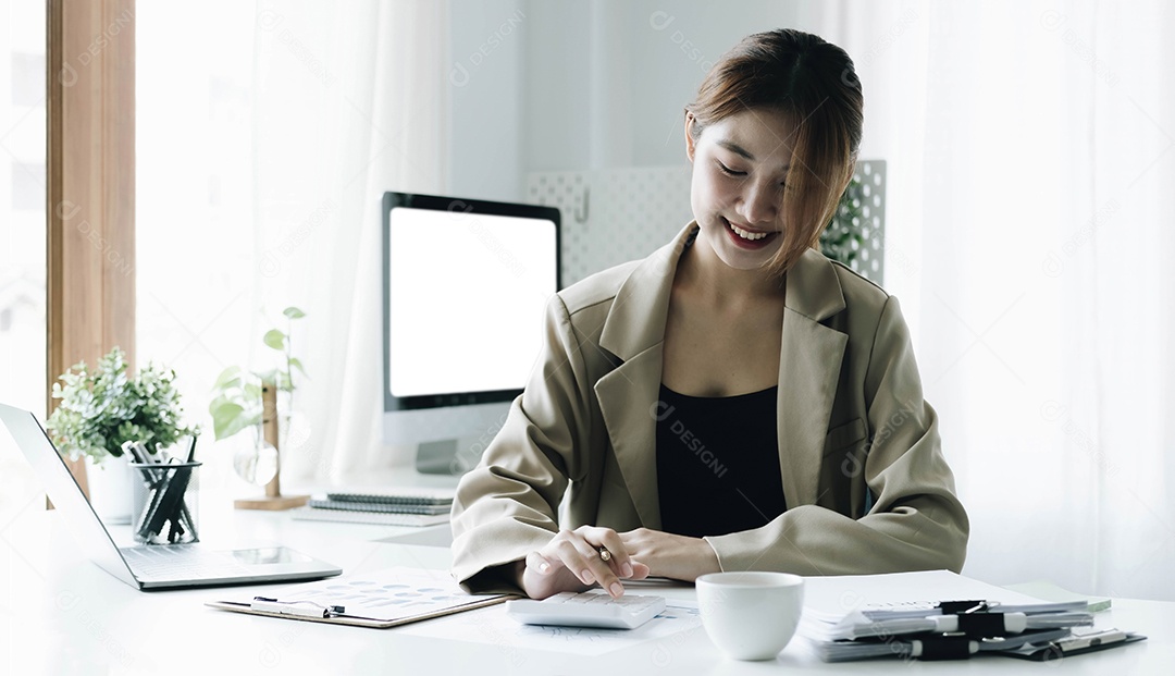 Mulher contadora usando calculadora enquanto está sentado na mesa do escritório