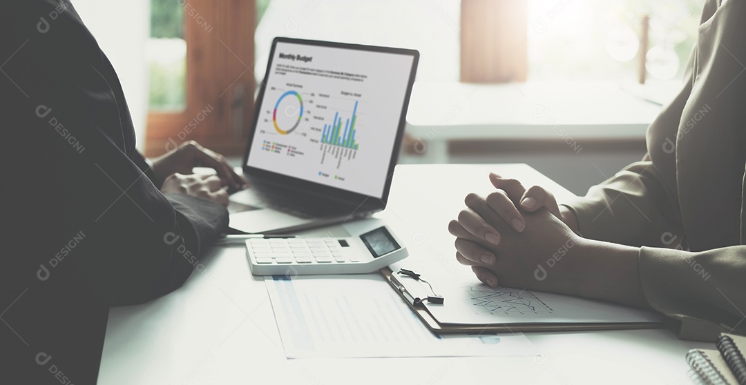 Equipe de desenvolvedores de negócios discutindo,reunião,trabalhando com computador laptop e tablet