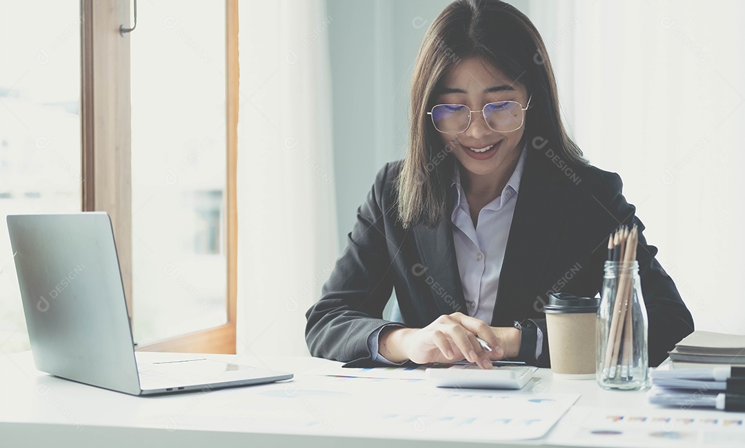 Jovem contadoras usa calculadora no escritório
