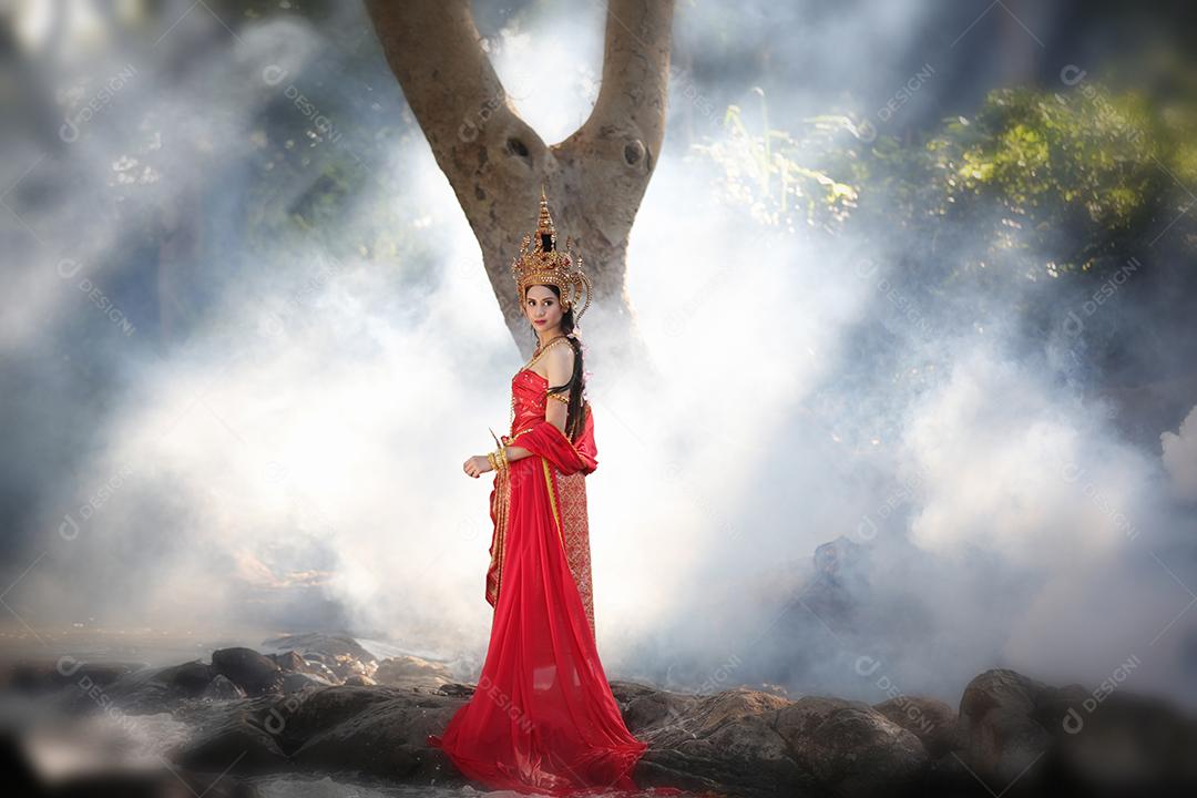 mulher vestindo vestido tailandês típico e cultura de identidade da tailândia