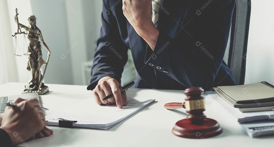 Empresário e advogado discutem o documento do contrato.