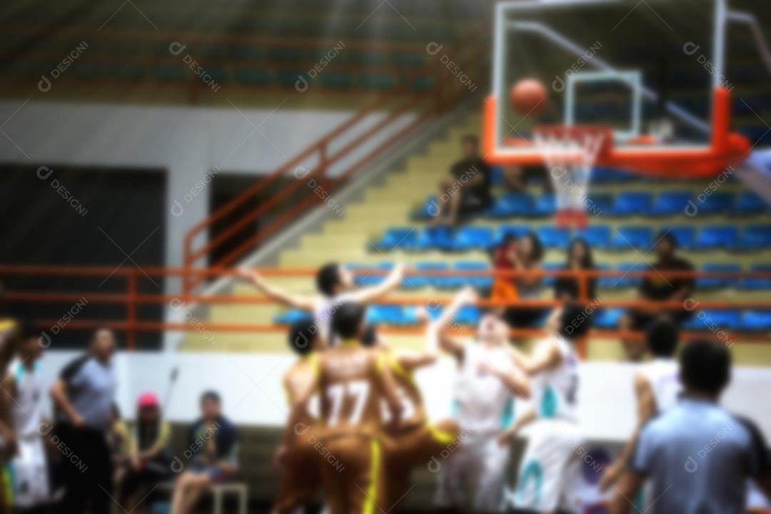 Basquete passando pela rede e marcando durante a partida, foco embaçado e suave