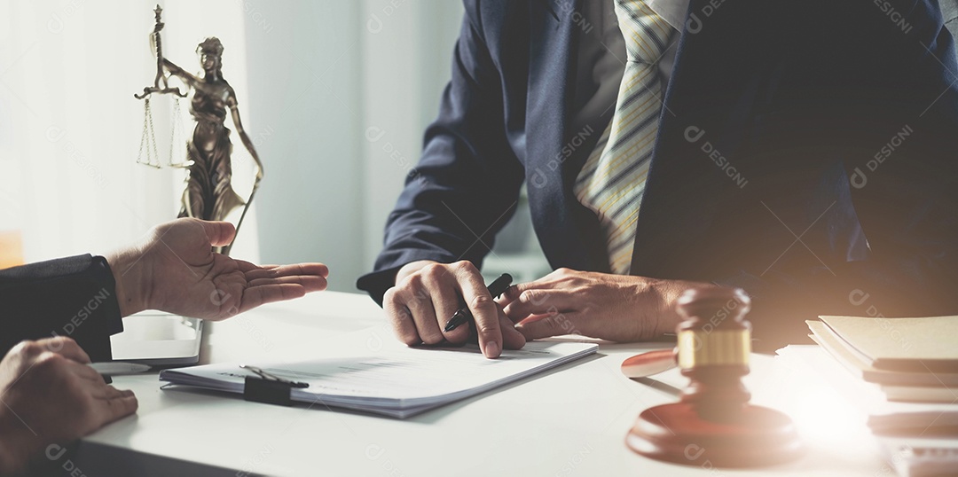 Empresária e advogada discutem o documento do contrato.