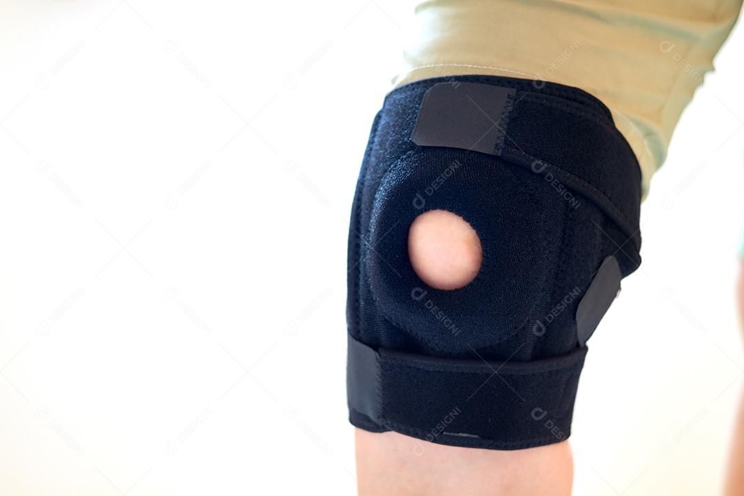 Mulheres asiáticas para lesões no joelho e usam cinta de apoio do joelho na perna