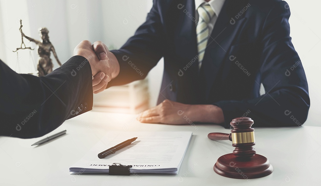 Aperto de mão após boa reunião