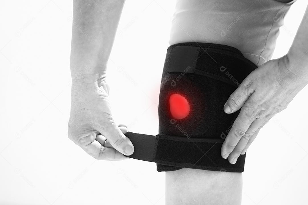 Mulheres idosas asiáticas para lesões no joelho e usam cinta de apoio do joelho na perna