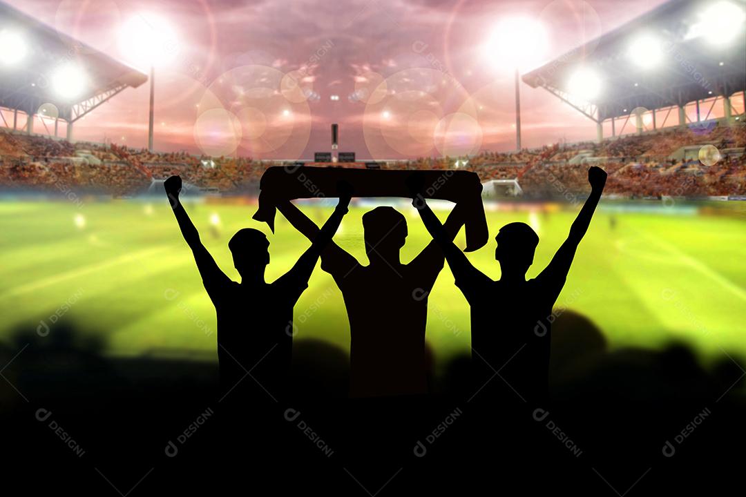 silhuetas de fãs de futebol em uma partida e espectadores no estádio de futebol