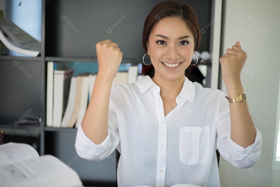 Mulher de negócios asiáticos se arma para o trabalho de sucesso de celebração, conceito de sucesso