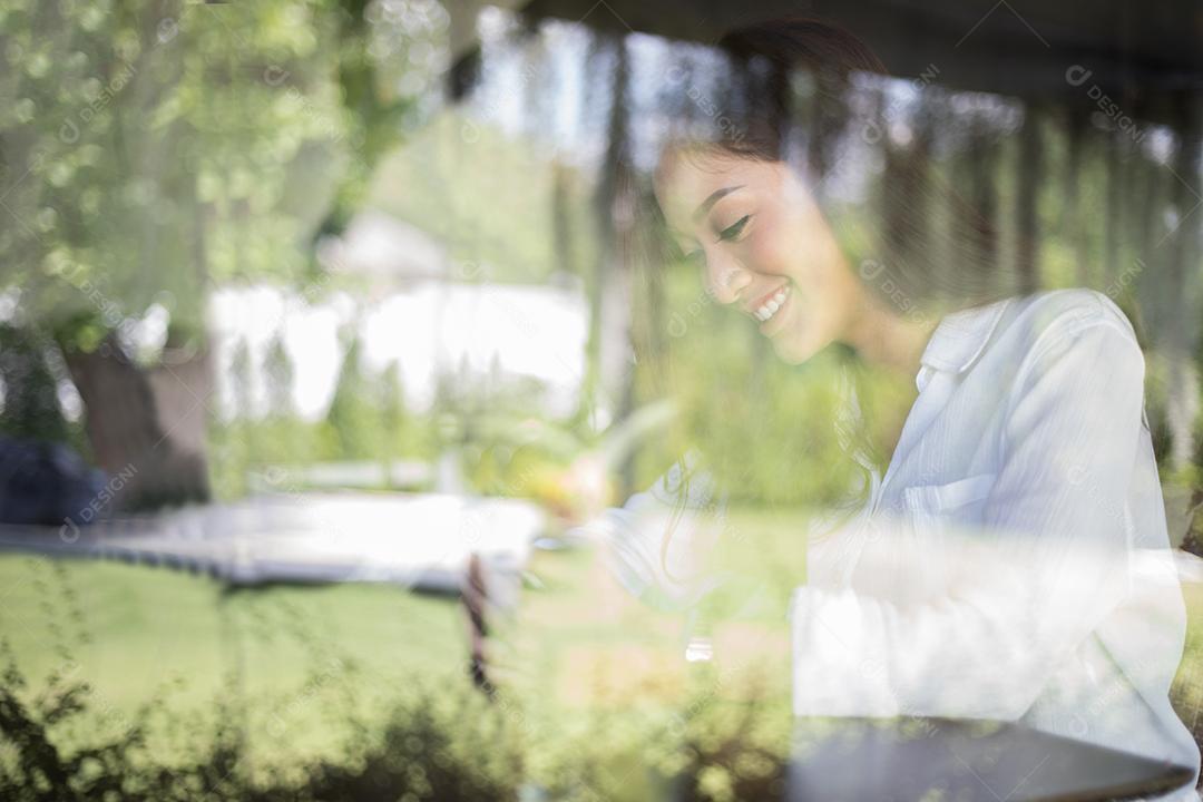 Mulheres asiáticas sorrindo com sorriso perfeito no café para relaxar