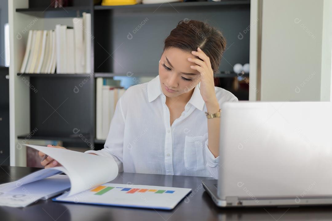 Mulher de negócios asiática séria sobre o trabalho feito até a dor de cabeça, foco suave