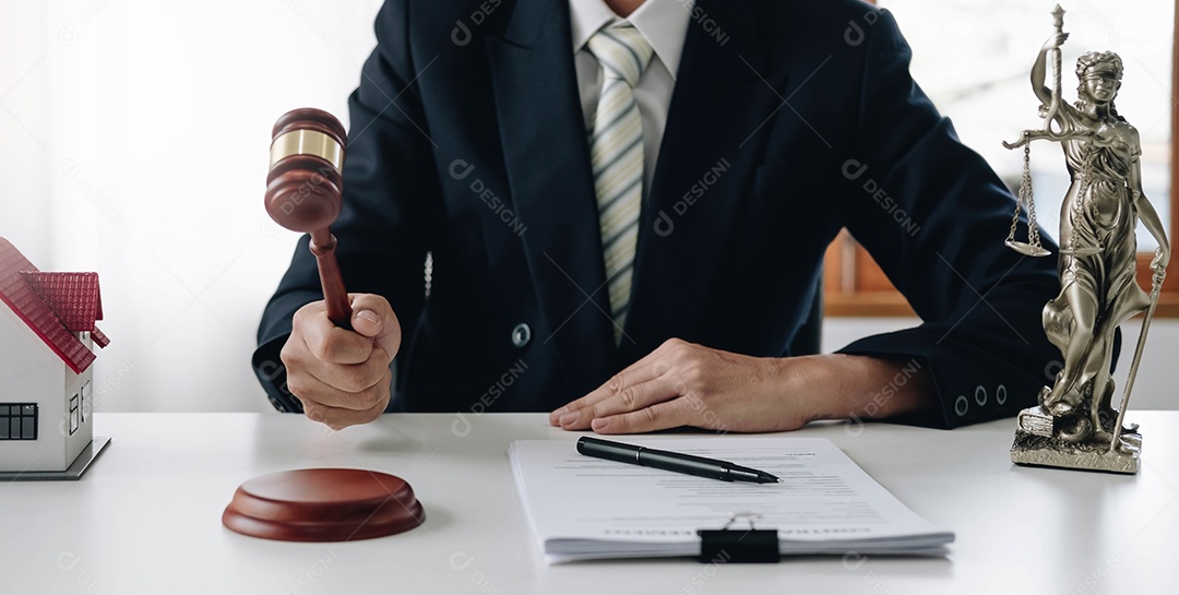 Advogado ou juiz segurando martelo se prepara para julgar o caso