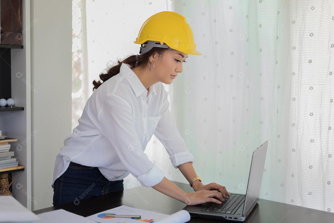 Mulheres asiáticas de engenharia usando notebook para trabalhar no escritório