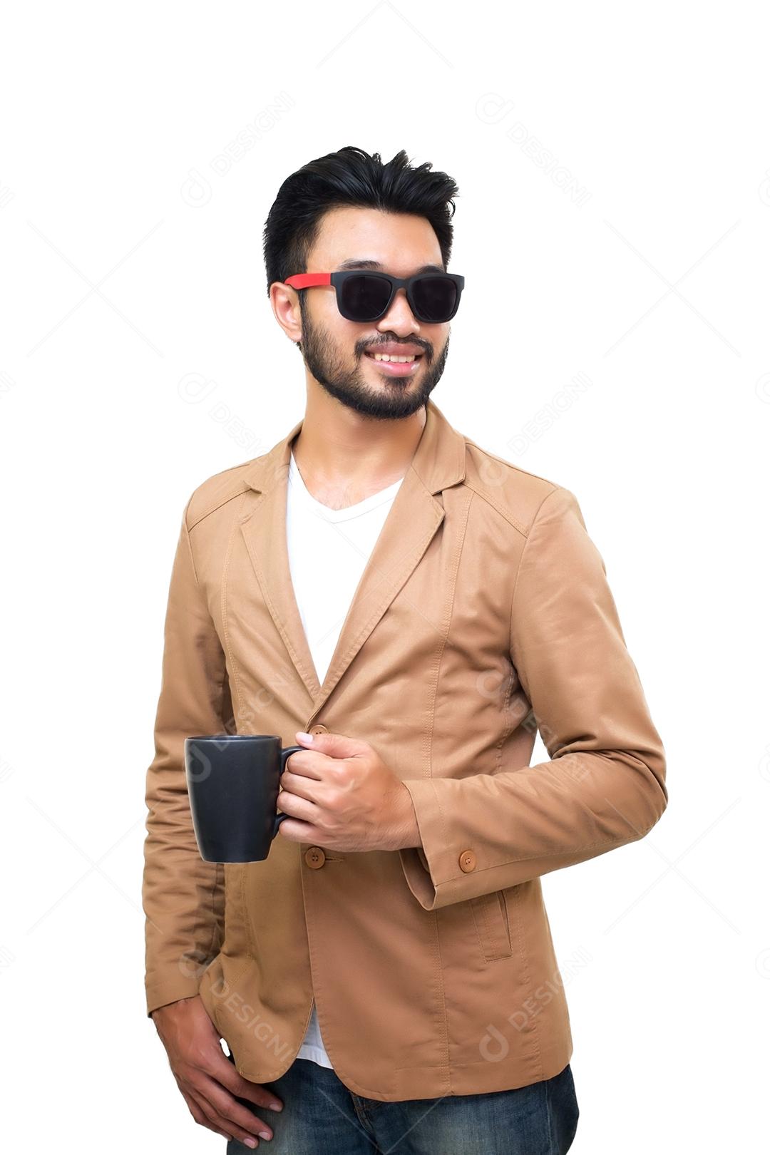 Retrato de um jovem empresário asiático bonito segurando a xícara de café. Isolado no fundo branco.