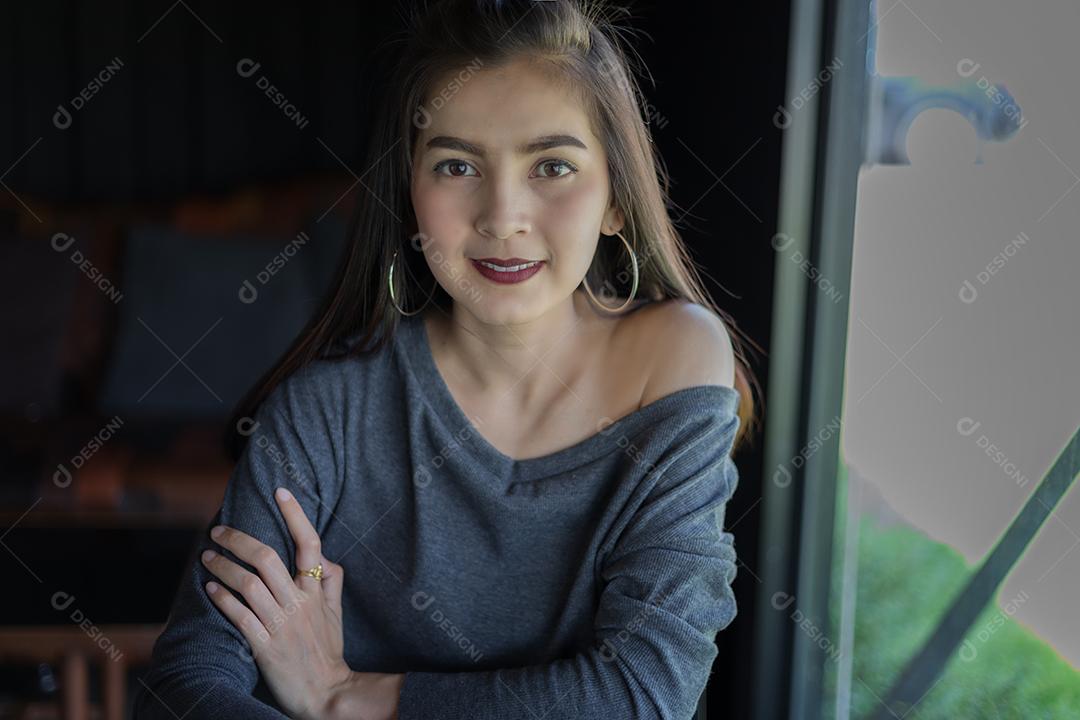 Mulheres de negócios asiáticos sorrindo felizes por trabalhar