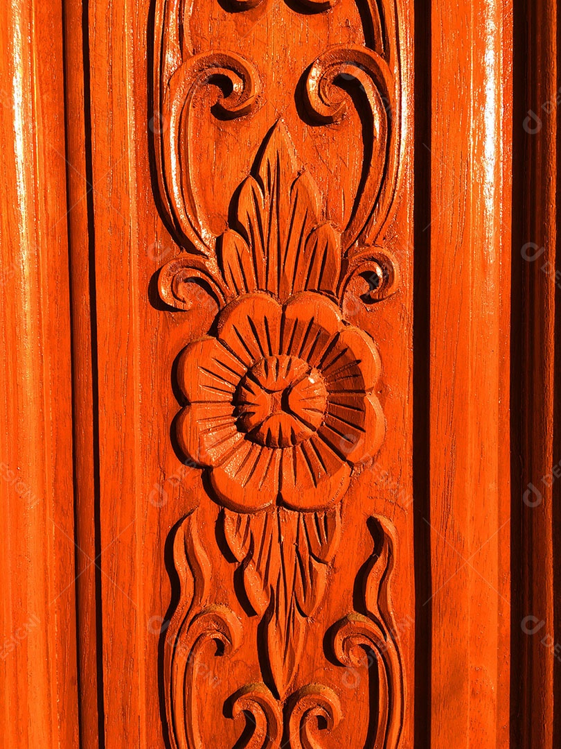 Arte talha em madeira, alto relevo decorado com madeiras coloridos