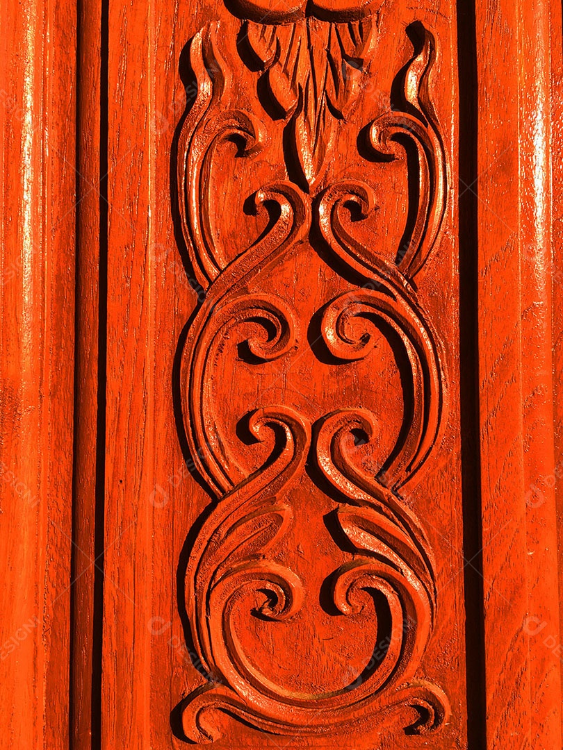 Arte talha em madeira, alto relevo decorado com vidros coloridos