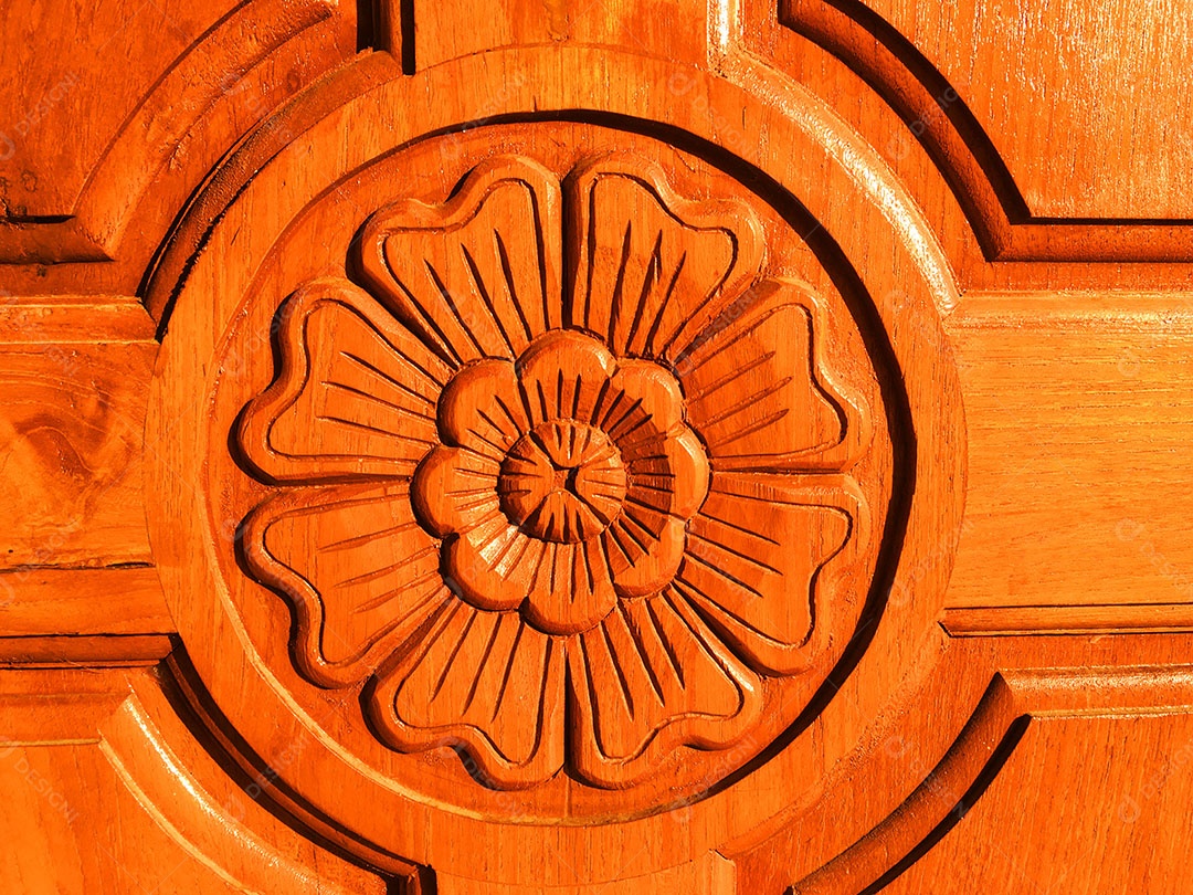 Arte talha em madeira, alto relevo decorado com vidros coloridos