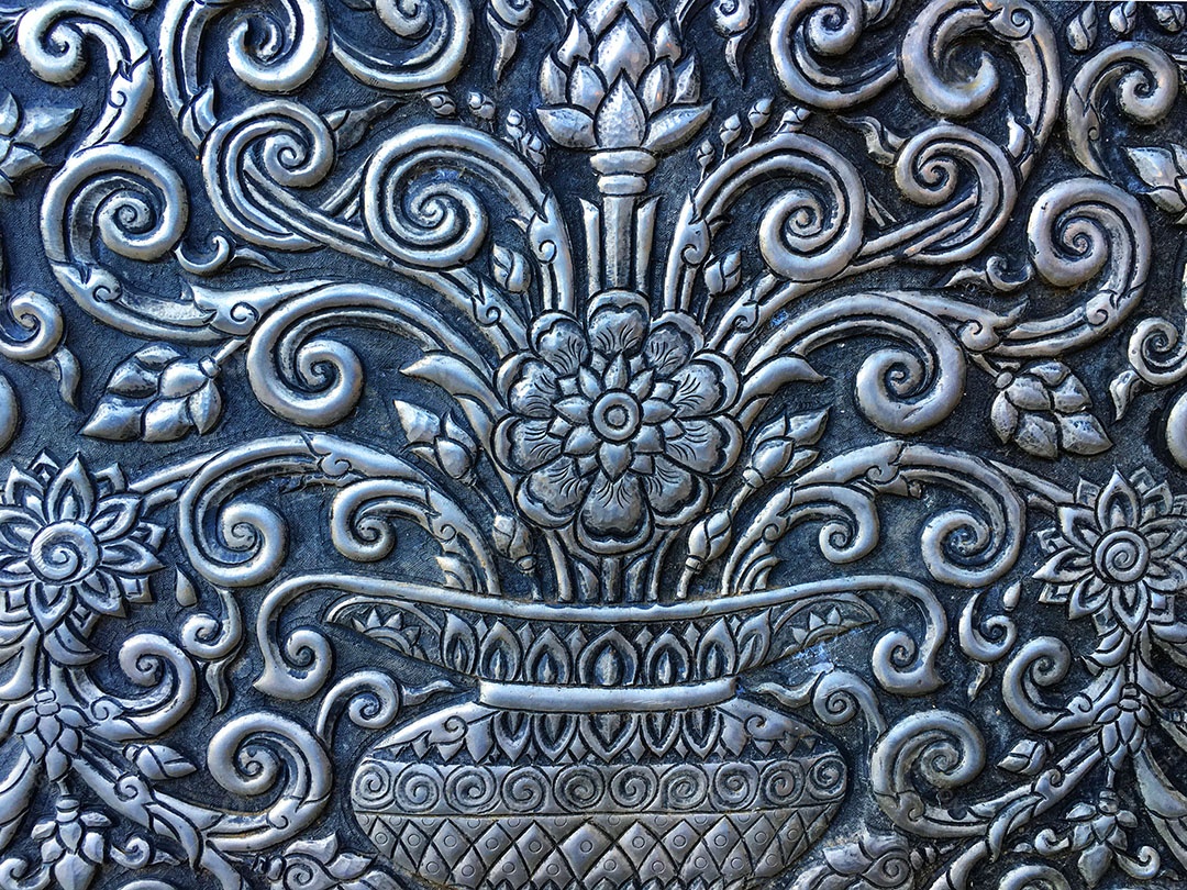 Arte talha em madeira, alto relevo decorado com vidros coloridos