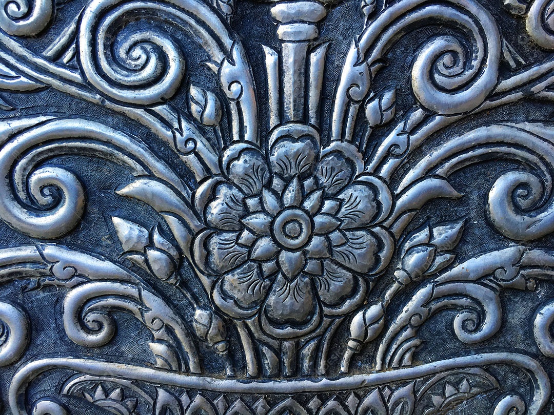 Arte talha em madeira, alto relevo decorado com vidros coloridos