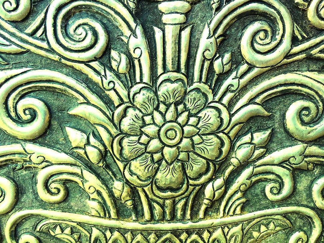 Arte talha em madeira, alto relevo decorado com vidros coloridos