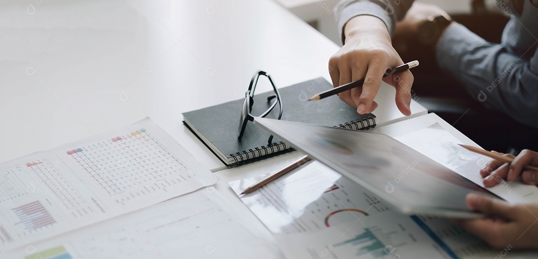 Equipe de gestores de fundos e discussão sobre análise