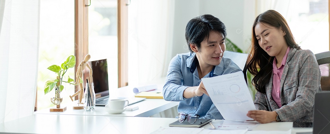 Equipe de empresários trabalhando juntos no escritório