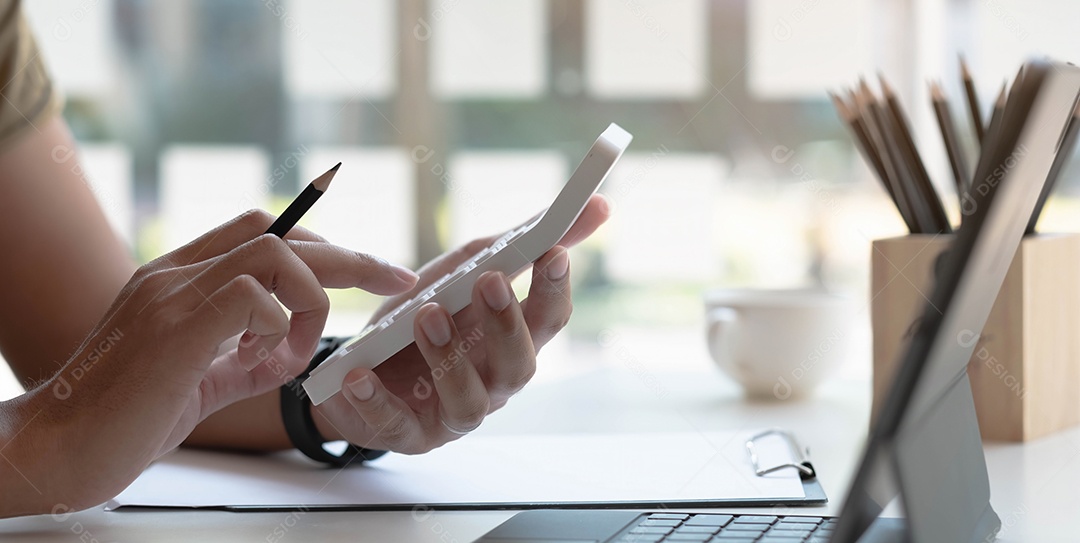 O homem está calculando despesas de renda e analisando