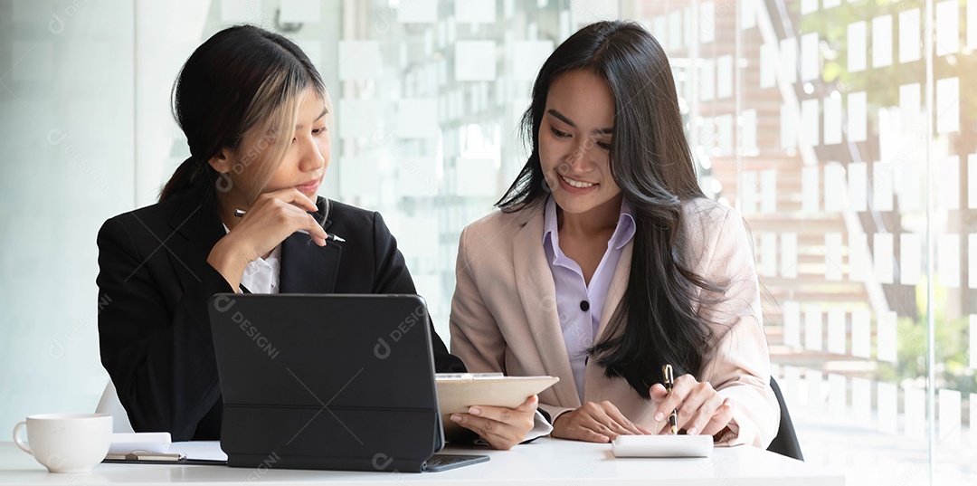 Duas belas jovens empresárias asiáticas trabalhando juntas