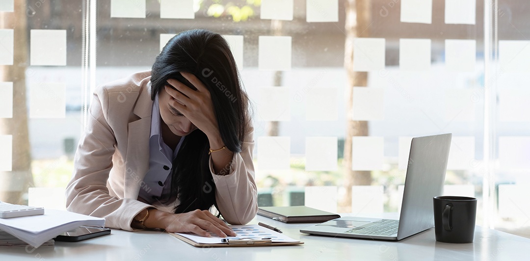 Empresária fica estressada ao ter um problema no trabalho