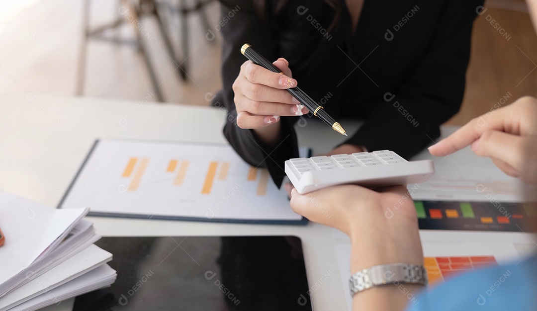 Pessoas de negócios discutindo as tabelas e gráficos