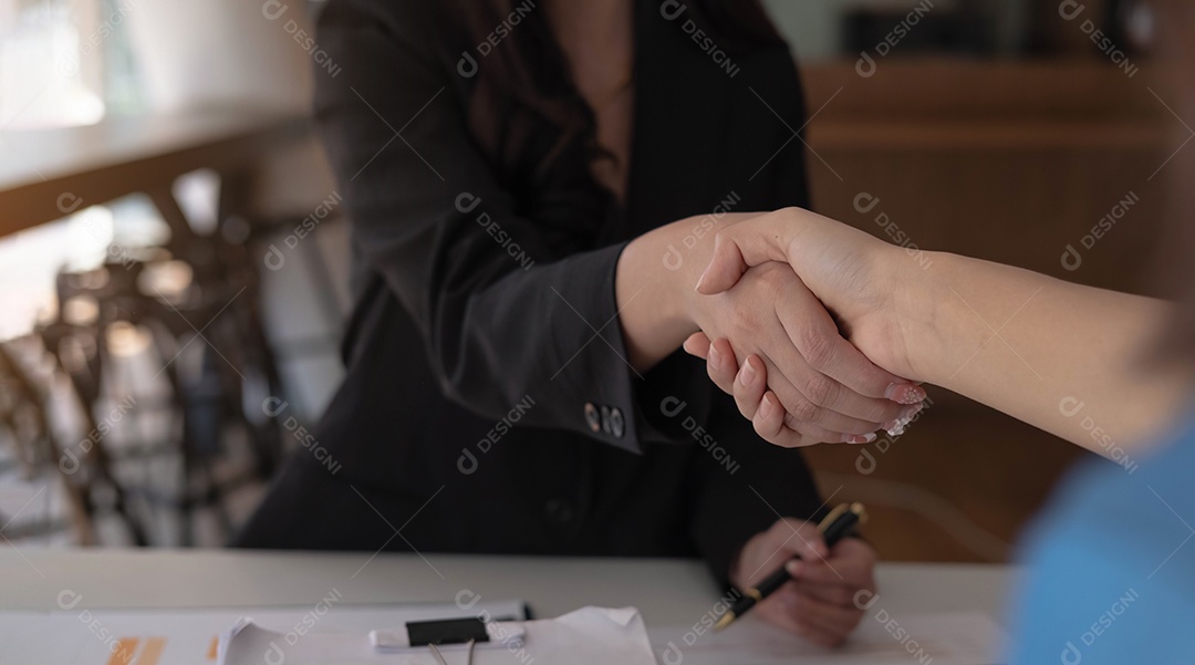 Pessoas de negócios apertando as mãos.