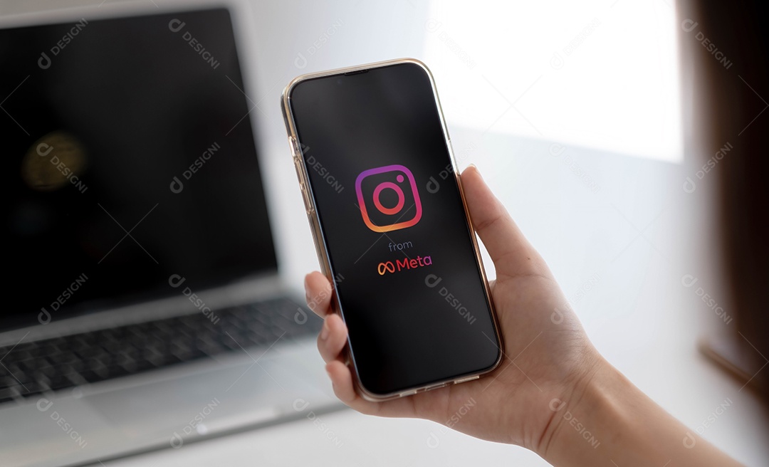 Mulher usando celular com aplicativo do Instagram