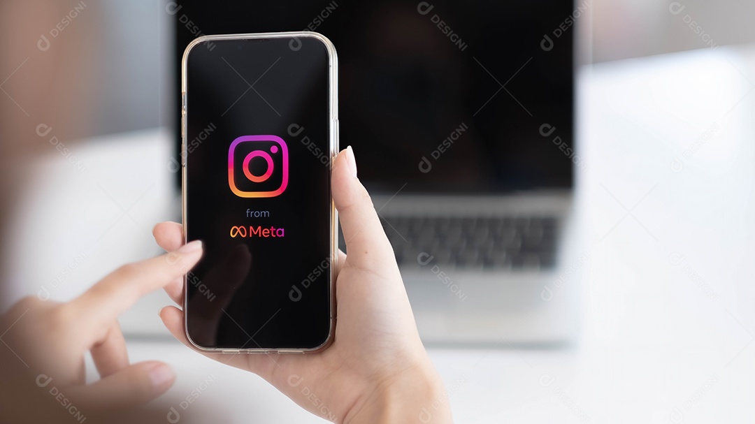 Mulher usando celular com aplicativo do Instagram