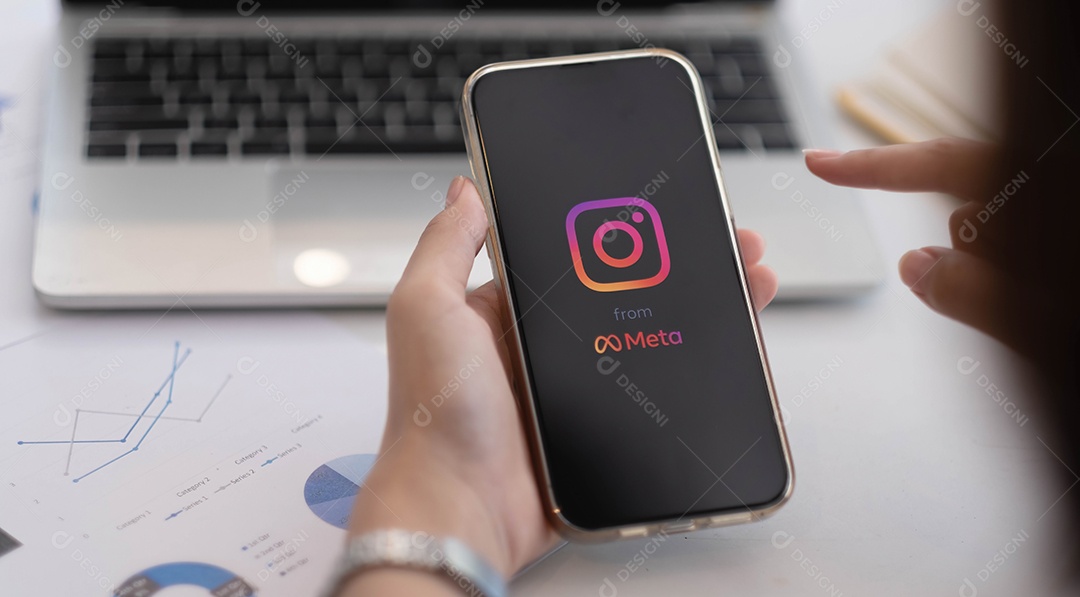 Mulher usando celular com aplicativo do Instagram