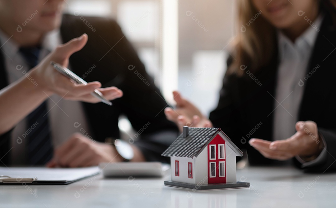 Agente imobiliário para comprar casa e terreno está entregando casa