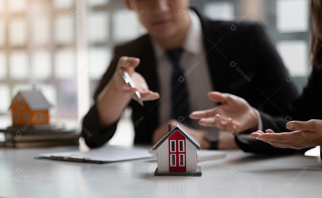 Agente imobiliário para comprar casa e terreno está entregando casa